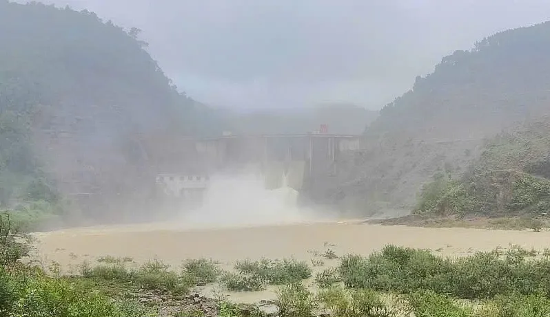 Hà Tĩnh: nhiều hồ chứa xả tràn, ứng phó mưa bão