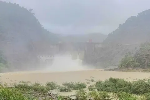 Hà Tĩnh: nhiều hồ chứa xả tràn, ứng phó mưa bão