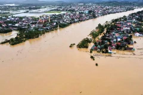 Hà Tĩnh: nhiều vùng bị ngập lụt, giao thông chia cắt
