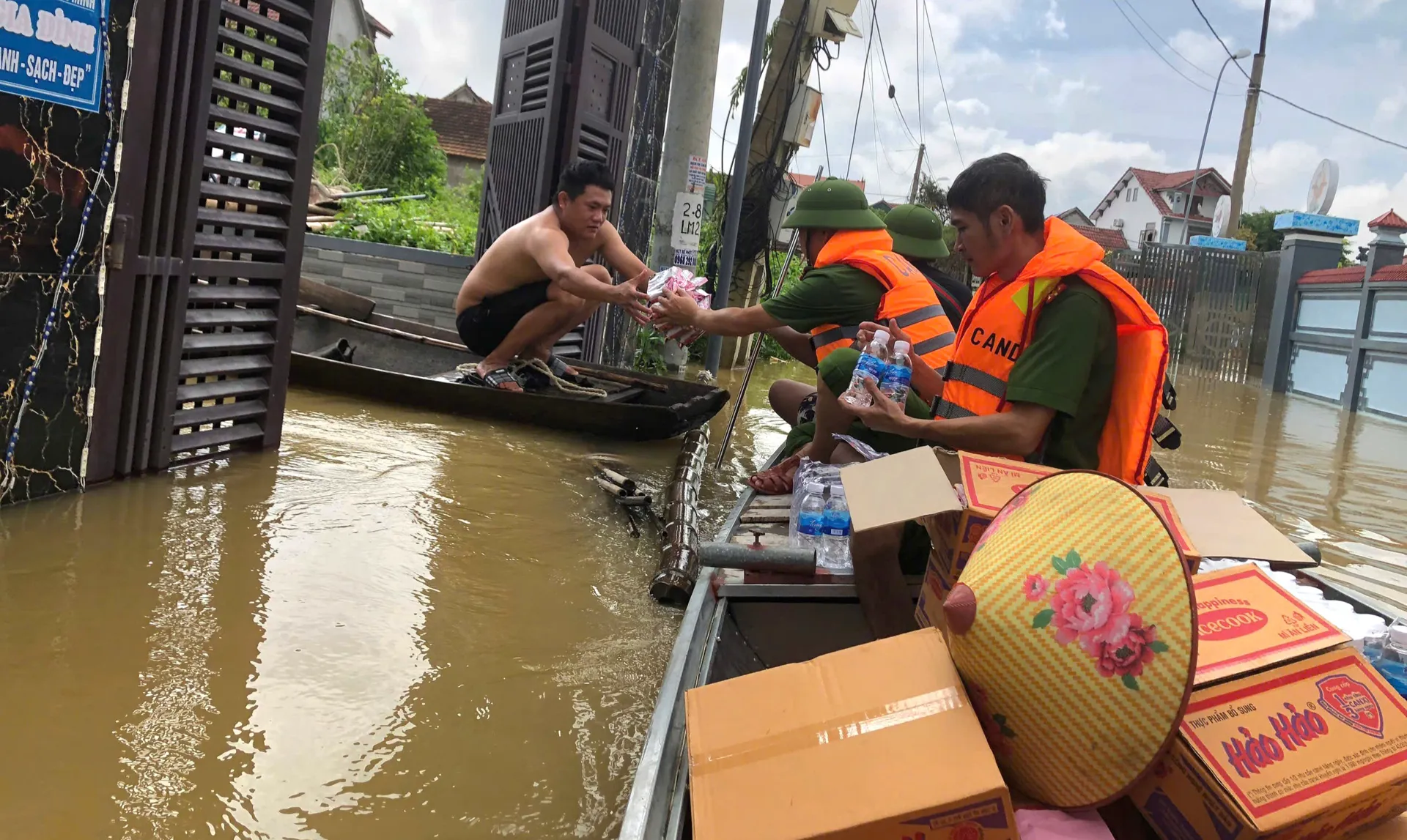 Hà Tĩnh: người dân vùng ngoài đê La Giang chật vật ứng phó lũ lụt