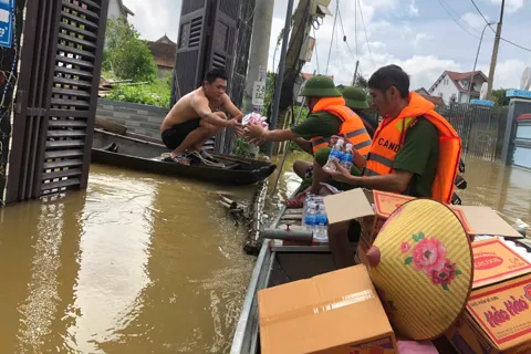 Hà Tĩnh: người dân vùng ngoài đê La Giang chật vật ứng phó lũ lụt