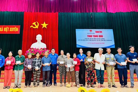 Trao hơn 1,5 tỷ đồng cho người dân Hà Tĩnh bị thiệt hại do bão số 10