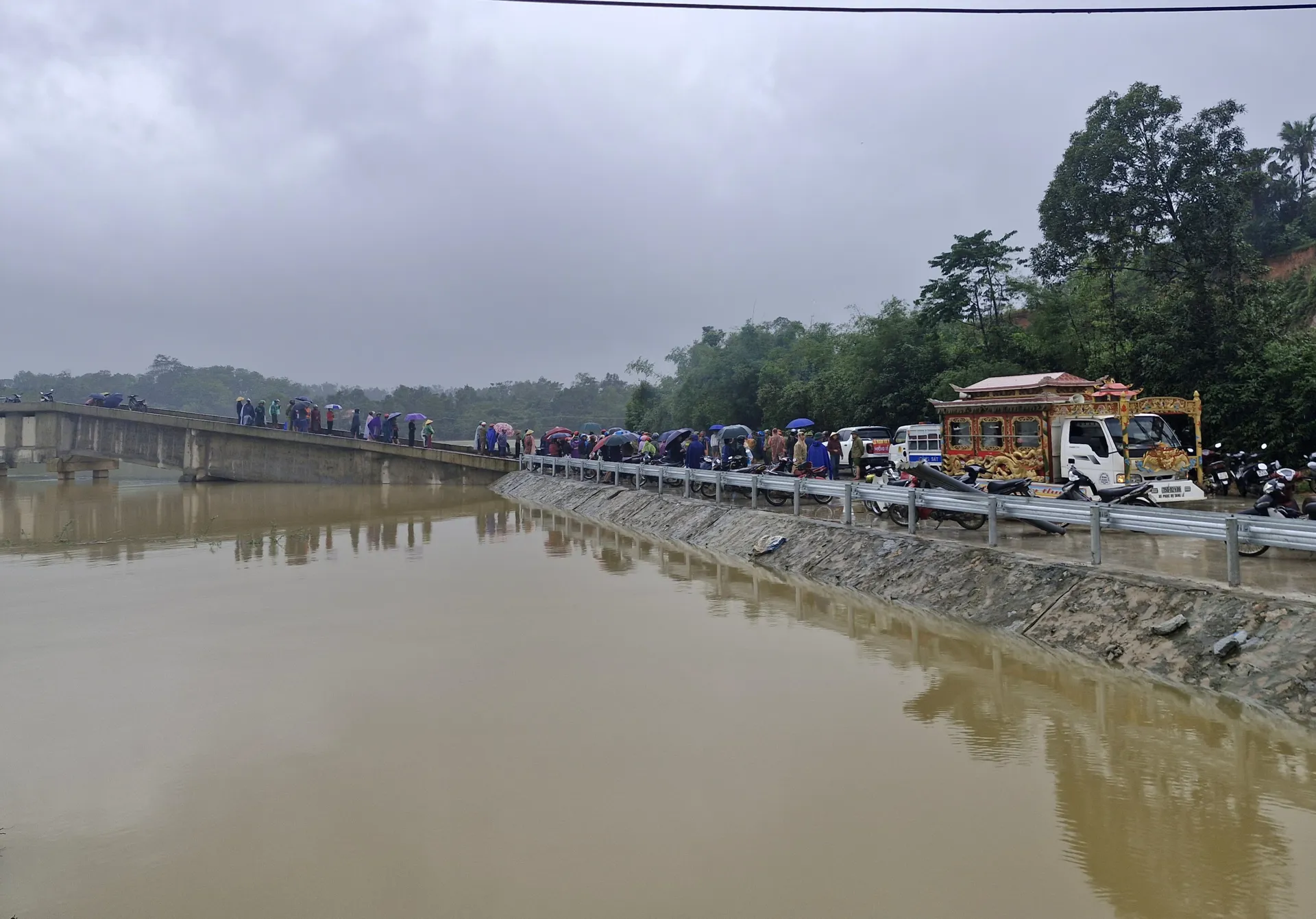 Hà Tĩnh: đi thả lưới, người đàn ông bị lũ cuốn trôi