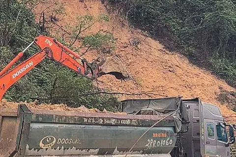 Hà Tĩnh: tập trung khắc phục sạt lở đất trên tuyến Quốc lộ 12C