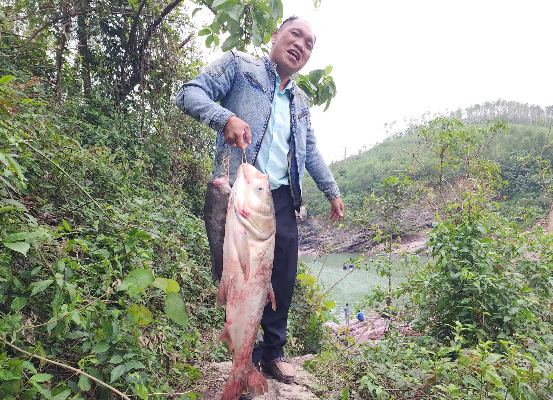 Hà Tĩnh: người dân đổ xô ra tràn Dốc Miếu đánh bắt cá mè