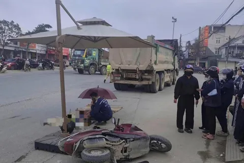 Hà Tĩnh: xe tải va chạm xe máy, 1 người phụ nữ tử vong