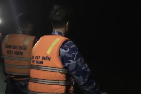 Hà Tĩnh: khẩn trương tìm kiếm các ngư dân bị chìm tàu trên biển