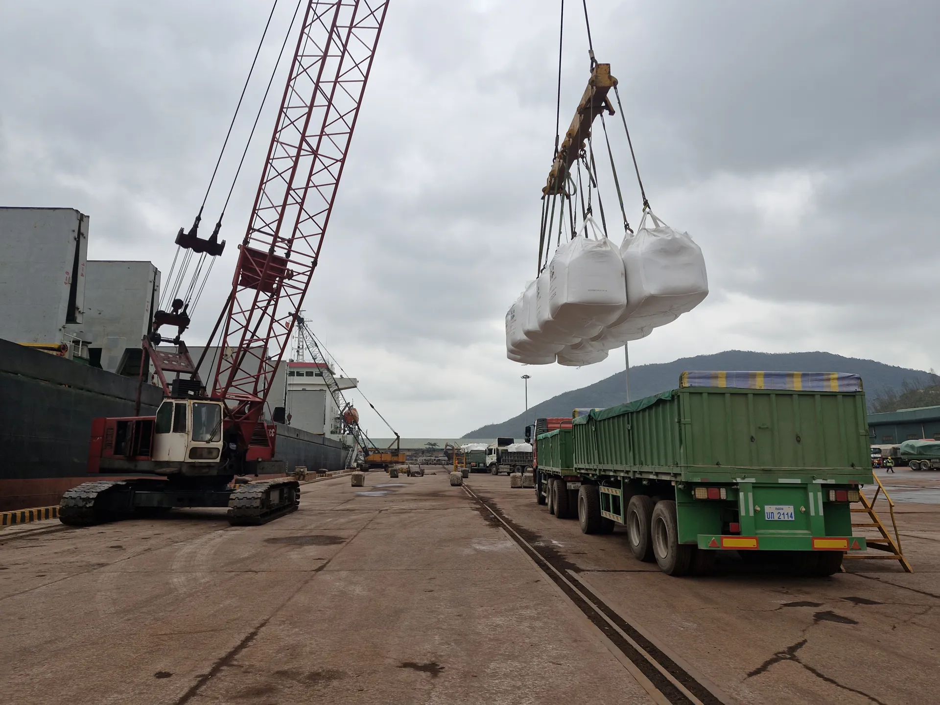 Hà Tĩnh: sôi động trên bến cảng quốc tế Lào - Việt