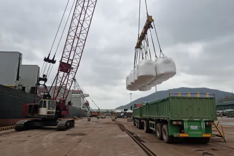 Hà Tĩnh: sôi động trên bến cảng quốc tế Lào - Việt