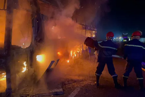 Hà Tĩnh: xe khách bốc cháy dữ dội trên cao tốc Bắc - Nam