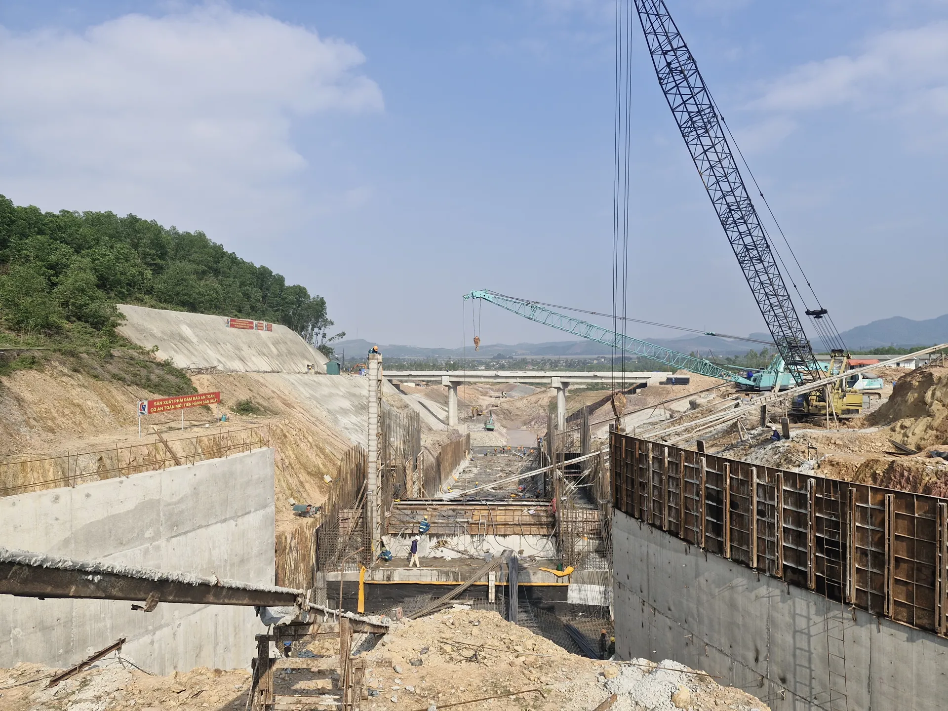 Hà Tĩnh: rộn ràng khí thế thi đua trên những công trình trọng điểm