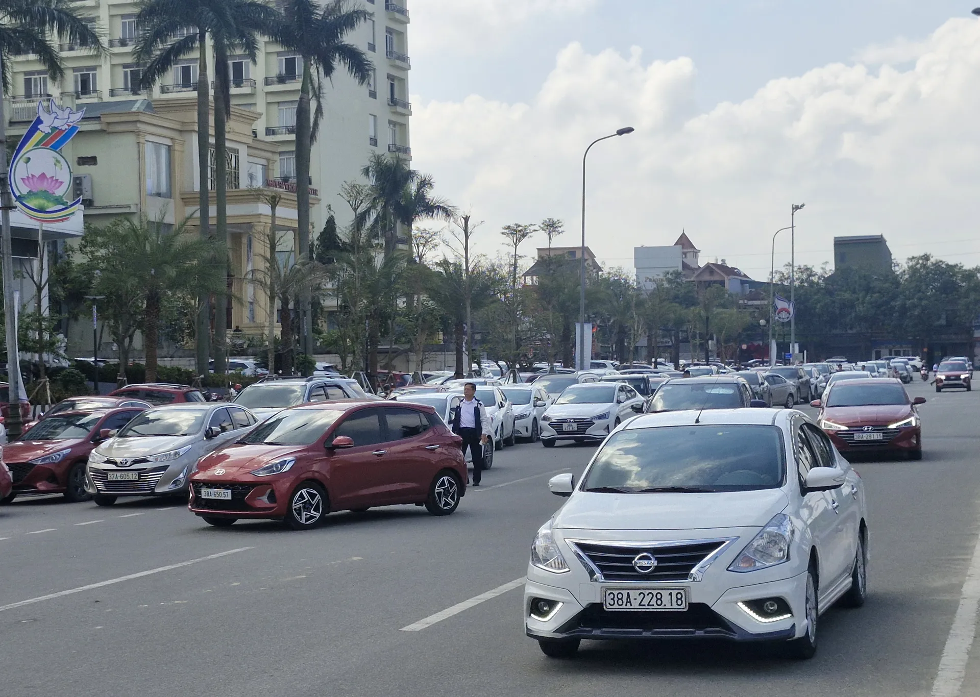Hà Tĩnh: Đại lộ Xô Viết Nghệ Tĩnh bị chiếm dụng thành bãi đỗ xe