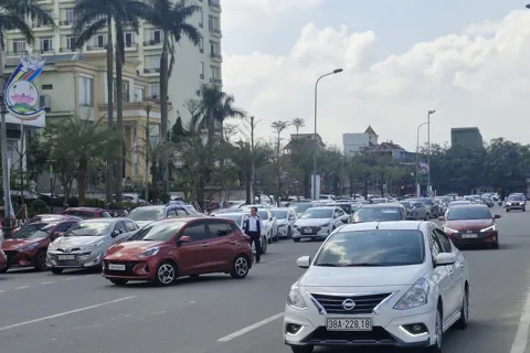 Hà Tĩnh: Đại lộ Xô Viết Nghệ Tĩnh bị chiếm dụng thành bãi đỗ xe