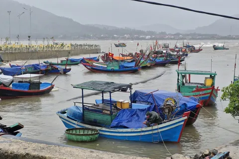 Hà Tĩnh: hàng trăm tàu thuyền đã vào nơi neo đậu tránh trú bão