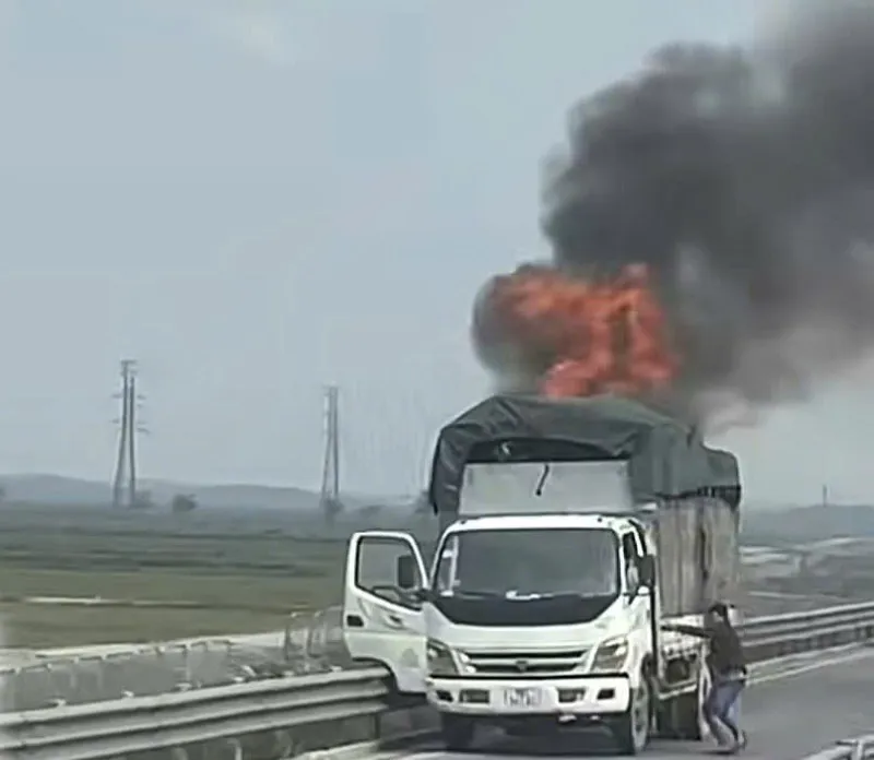 Hà Tĩnh: xe tải cháy rụi trên cao tốc Hàm Nghi - Vũng Áng