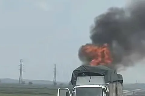 Hà Tĩnh: xe tải cháy rụi trên cao tốc Hàm Nghi - Vũng Áng