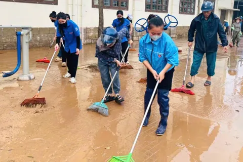 Hà Tĩnh: Khẩn trương vệ sinh môi trường sau lũ tại Cẩm Duệ