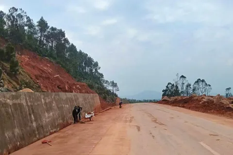 Hà Tĩnh: thông tuyến đường ven biển sau sạt lở nghiêm trọng