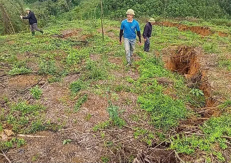 Hà Tĩnh: xuất hiện vết nứt kéo dài trên núi khu vực biên giới