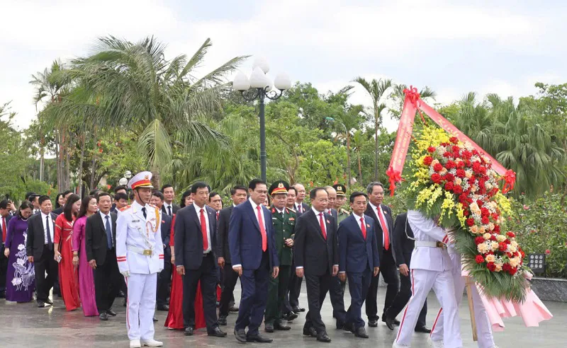 Đoàn đại biểu dự Đại hội Đảng bộ tỉnh dâng hương báo công tại Khu lưu niệm Bác Hồ về thăm Hà Tĩnh