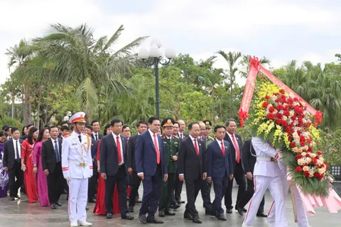 Đoàn đại biểu dự Đại hội Đảng bộ tỉnh dâng hương báo công tại Khu lưu niệm Bác Hồ về thăm Hà Tĩnh