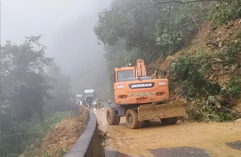Hà Tĩnh: cảnh báo sương mù, sạt lở đường lên cửa khẩu Cầu Treo