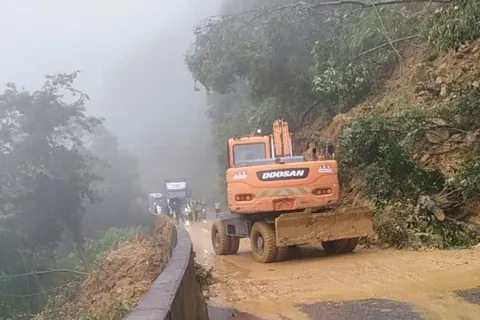 Hà Tĩnh: cảnh báo sương mù, sạt lở đường lên cửa khẩu Cầu Treo