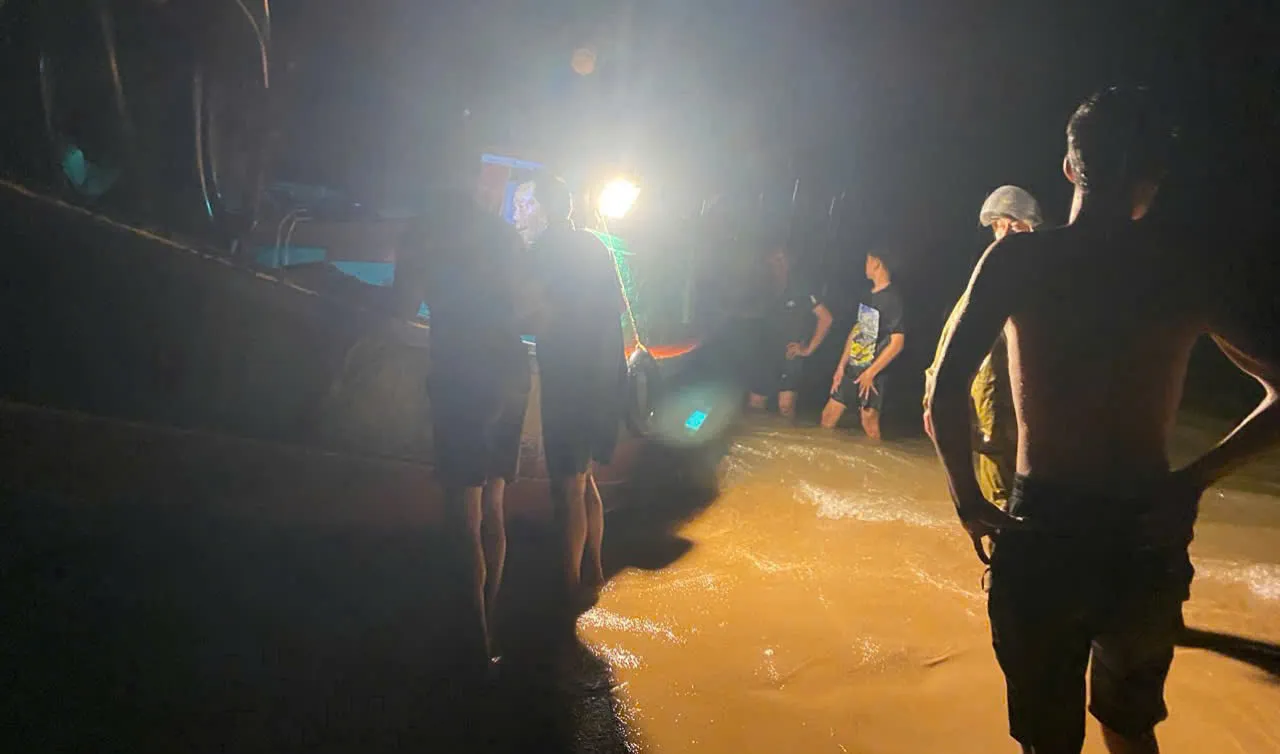 Hà Tĩnh: lốc xoáy đánh chìm nhiều thuyền câu mực trên biển