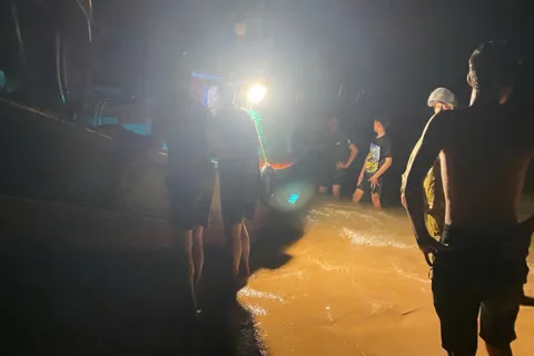 Hà Tĩnh: lốc xoáy đánh chìm nhiều thuyền câu mực trên biển