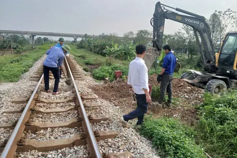 Tập trung xóa bỏ lối đi tự mở qua đường sắt