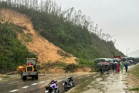 Hà Tĩnh: khẩn trương khắc phục sạt lở núi tại Khu kinh tế Vũng Áng