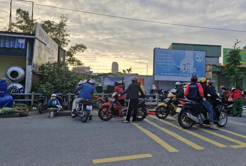 Hà Tĩnh: cảnh lộn xộn bên ngoài khu chợ sầm uất của tỉnh