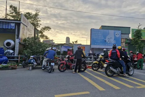 Hà Tĩnh: cảnh lộn xộn bên ngoài khu chợ sầm uất của tỉnh