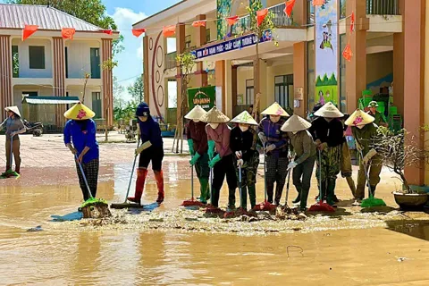 Hà Tĩnh: các trường học vùng lũ nhanh chóng xử lý vệ sinh môi trường
