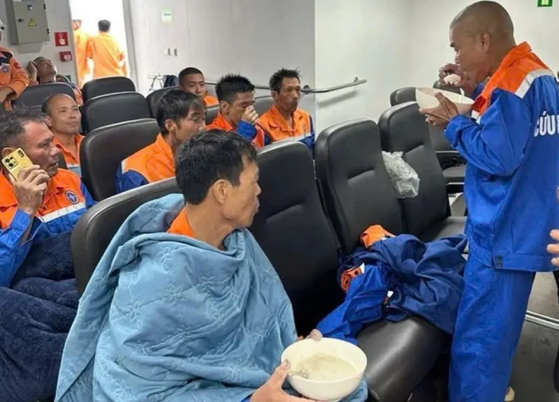 Hà Tĩnh: cứu thành công 11 thuyền viên gặp nạn trên biển