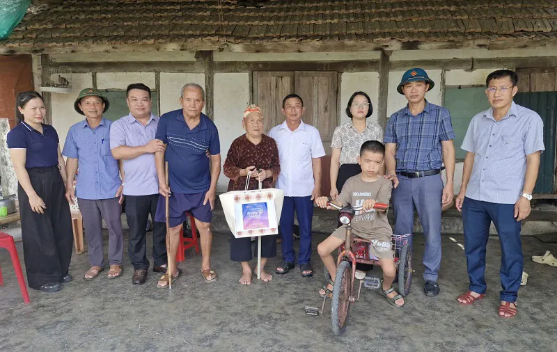 Mang yêu thương đến với những hoàn cảnh khó khăn ở Hà Tĩnh