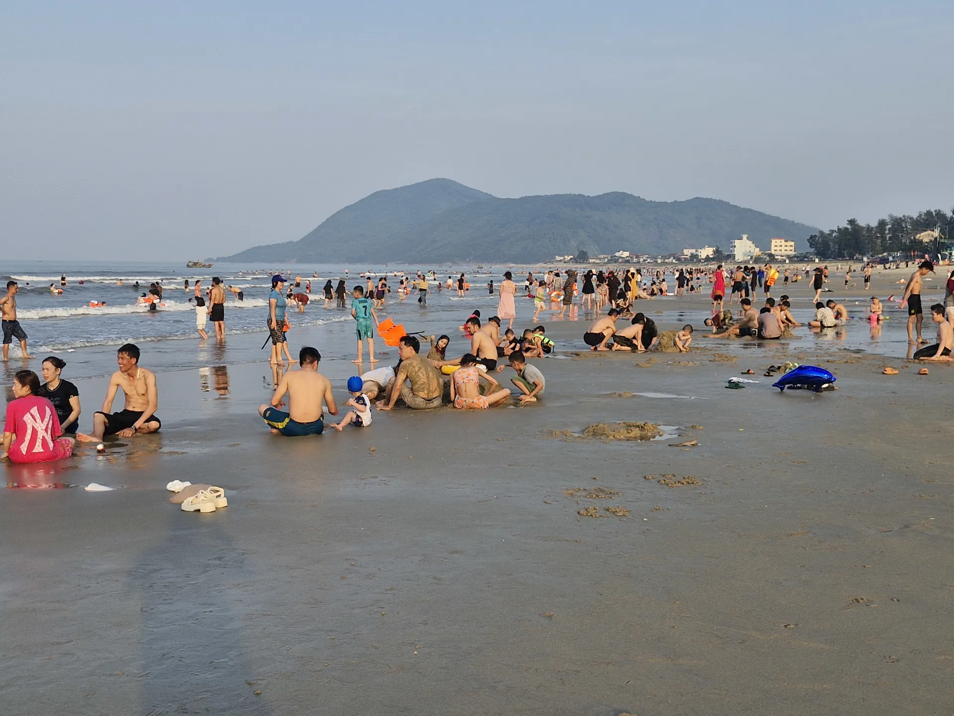 Hà Tĩnh: du lịch biển hút khách trong kỳ nghỉ lễ kéo dài