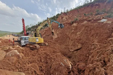 Hà Tĩnh: gấp rút xử lý sạt lở nghiêm trọng trên tuyến đường ven biển