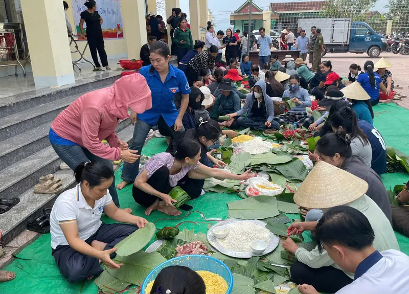 Người dân vùng lũ Hà Tĩnh gói bánh chưng hỗ trợ đồng bào các tỉnh phía Bắc bị ngập lụt