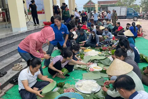 Người dân vùng lũ Hà Tĩnh gói bánh chưng hỗ trợ đồng bào các tỉnh phía Bắc bị ngập lụt