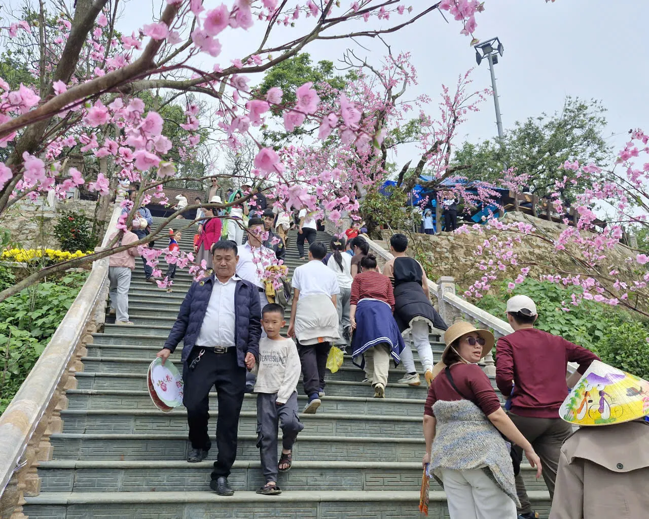 Hà Tĩnh: du khách nô nức hành hương về “Hoan Châu đệ nhất danh lam”