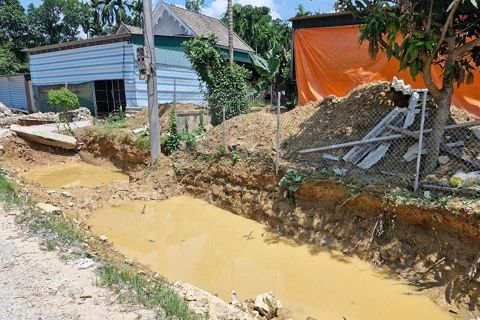 Hà Tĩnh: người dân tự ý khai thác đất trong hành lang Quốc lộ 8C