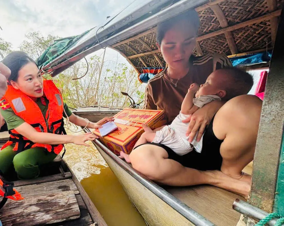 Hà Tĩnh: Trung thu đến sớm với trẻ em vùng lũ