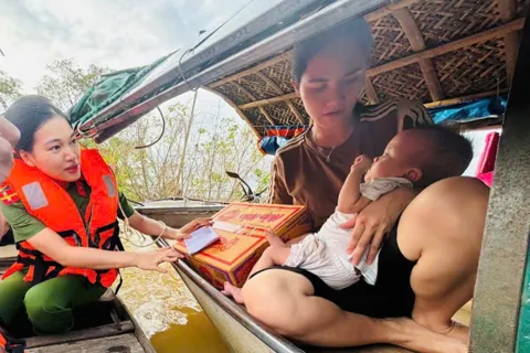 Hà Tĩnh: Trung thu đến sớm với trẻ em vùng lũ