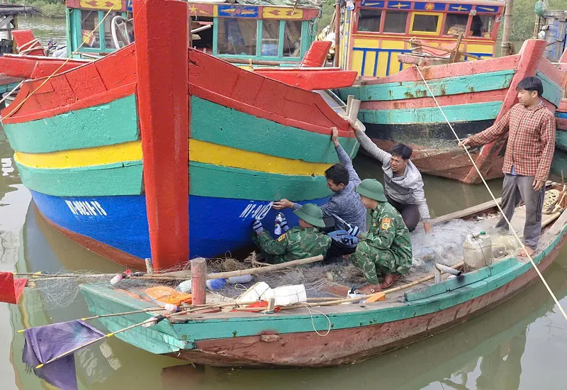 Hà Tĩnh: sơn, vẽ lại biển số cho gần 300 tàu cá của ngư dân
