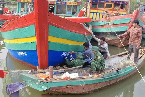 Hà Tĩnh: sơn, vẽ lại biển số cho gần 300 tàu cá của ngư dân
