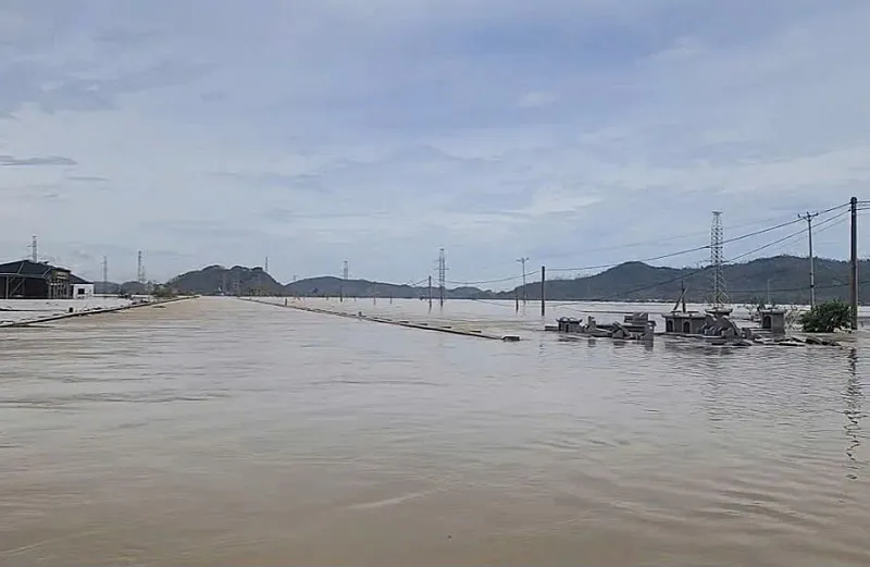 Hà Tĩnh: lũ thượng nguồn đổ về, quốc lộ 1A ngập sâu trong biển nước