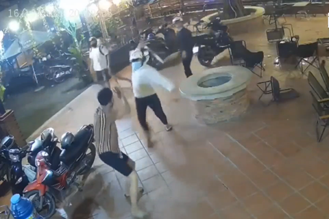 Nhóm thanh niên bị tấn công bất ngờ trong quán cà phê, nhiều người hoảng loạn tháo chạy
