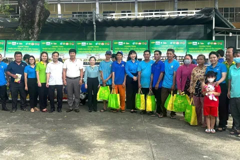 Công nhân vui mừng nhận quà từ công đoàn phường Lái Thiêu