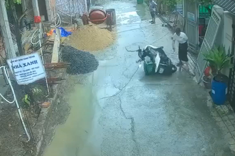 Nữ cán bộ phường bị kiểm điểm vì đẩy ngã xe máy của shipper giữa đường